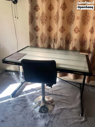 طاولة رسم هندسي مستعمل بحاله ممتازه مع كرسي مكتب. 3