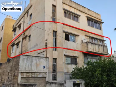 شقة طابق ثاني، مساحة 160، في منطقة بدر حي نزال بقرب صيدلية السنبلة، عمر البناء 32 سنة 2