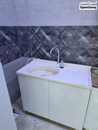 كاونتر MDF شغل ممتاز بطول 2 متر، مع سنك بطول 1 متر وخلاط درجة أولى. 4