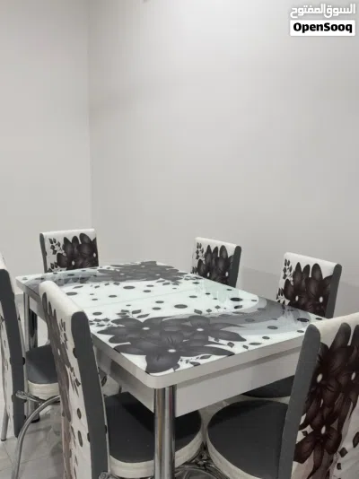 طاوله الطعام تصميمها العصري باللونين الابيض والاسود مع نقشه الورود 3