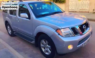 Nissan Pathfinder Standard 2