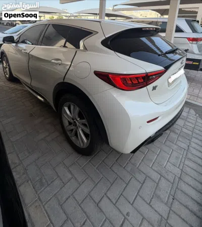 Infiniti Q30 Pure 2