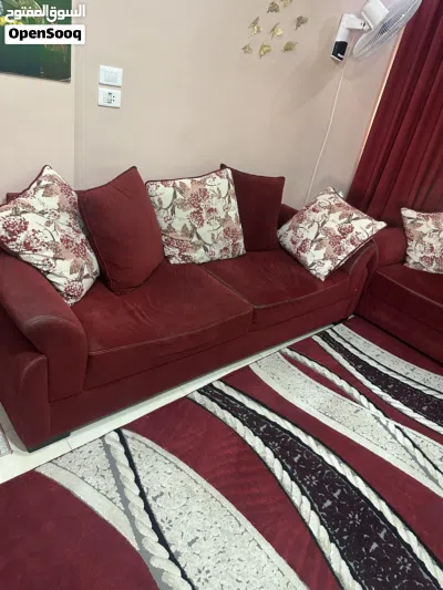 طقم كنب مستعمل بحاله جيده مع البرادي القماش الخمري (بدون الزيبرا ) والسجادة بحالة ممتازه 4