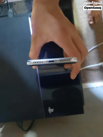 لون ابيض IPhone XS 3