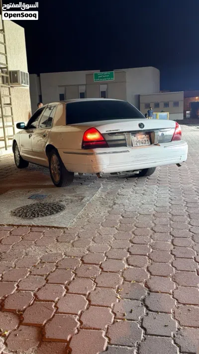 Ford Crown Victoria Base 2