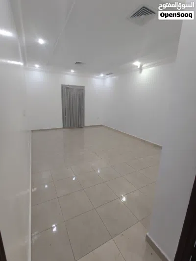 شقه للايجار بمنطقه الفنيطيس،الشقه بالسرداب قريبه من شارع الغوص 3 غرف 3 حمامات+مطبخ+ صاله +غرفه شغال@ 2