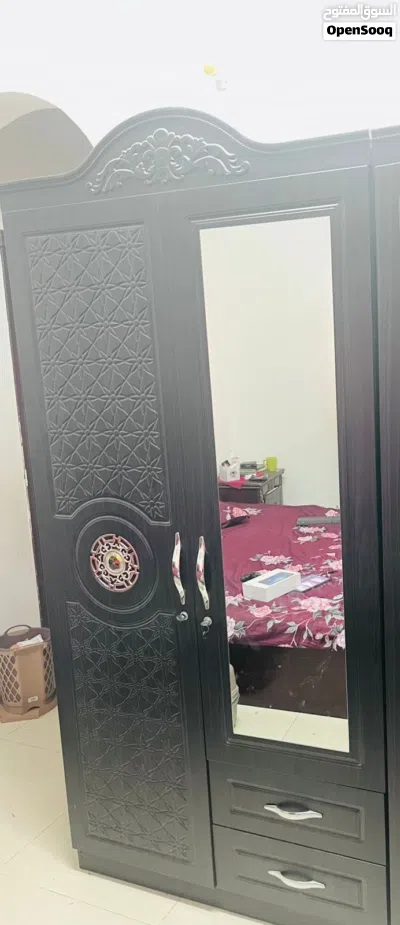 خزانة 4 أبواب بحاله ممتازه وأرفف متينه 2