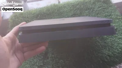 بلستيشن 4 سلم معدل الف قيقا معاه خمس ايدين وحده اصليه واربعه كبي مطلوب فيه 3