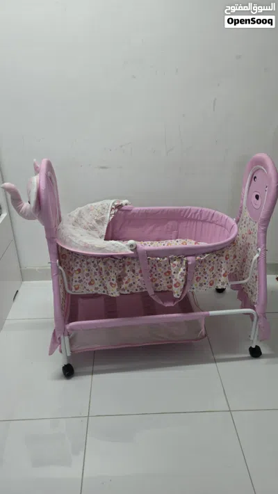 Baby crib.. 3