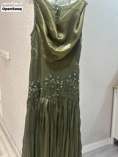 فستان لونه زيتي فصلت يشبه هذا 2