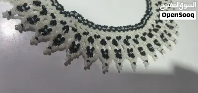 عقد مشغول يدوي بالخرز لون اسود وابيض 2