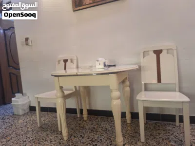 ميز طعام خشب فوق زجاج مع اربع كراسي 4 3 مابيهن شي واحد مكسور 2