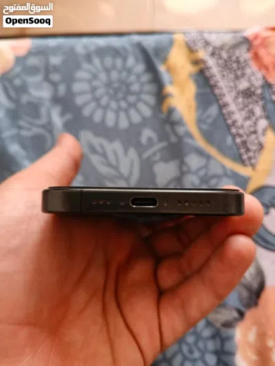 ايفون 15 برو (Esim locked) يعني ما يتصل فقط wifi بس انه ما ياخذ سيم 3