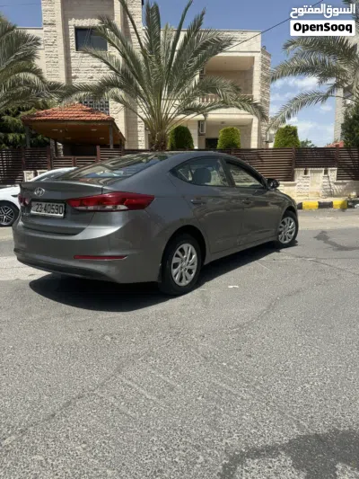 Hyundai Elantra Standard 3