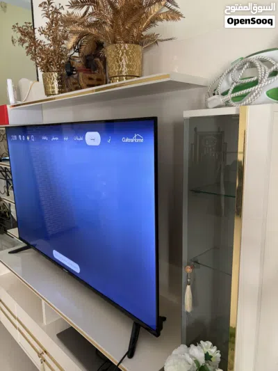 طاولة تلفزيون مع رفوف وادراج مع اضائة 2