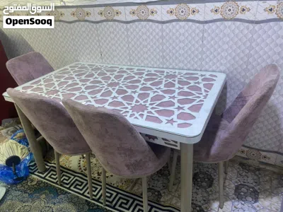 طاولة طعام تحتوي على 4 كراسي مع طاولة مناسبة الحجم والسعر نار لحك عليه وبيه مجال 2
