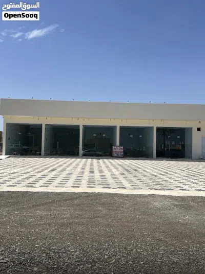 محلات للايجار بالقرب من المدرسة الباكستانية خط اول من الشارع (حي الرفعه ) 3