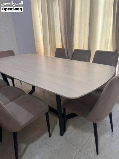 طاولة طعام مع 8 كراسي 2