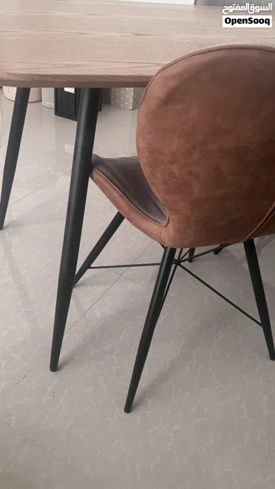 Dining table for sale in excellent condition 3