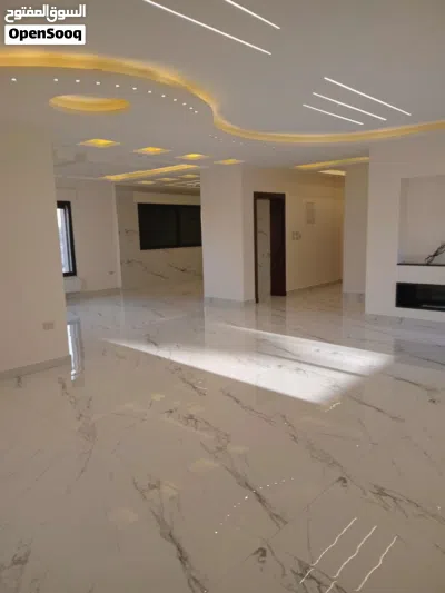فيلا سكنيه فاخره جديده لم تسكن في اجمل احياء طريق المطار( سكن ب أحكام خاصه) على 3 شوارع 3