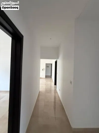 شقه للبيع في عمارات 7000 قاريونس الطابق الأرضي 3