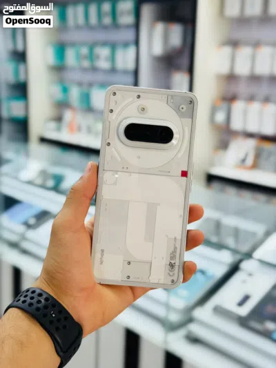 ناثينج فون 3a، والذي يأتي بشاشة AMOLED كبيرة بحجم 6.77 بوصة بدقة +FHD، مع معدل تحديث يصل إلى 120 هر 2