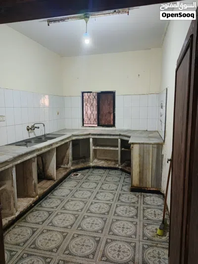 يوجد بيت للايجار غرفتين ومطبخ وحمام وصالون وبلكونه مستقل .. الموقع :اربد /الصريح /قرب مسجد عمار 3
