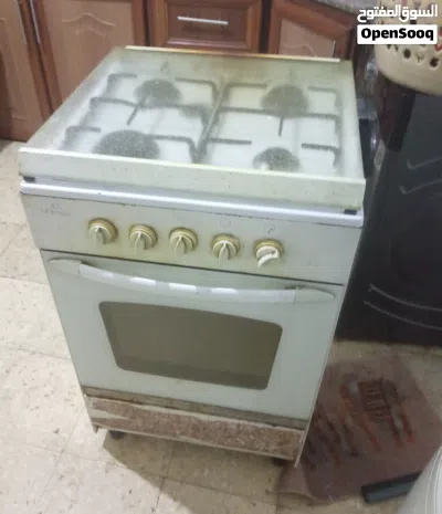 غاز اربع عيون شغال بحاجه الى تنظيف فقط العيون بحاجه تنظيف والفرن بحاجه تنظيف والغاز شغال بسعر مناسب 2