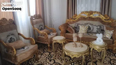 طقم ملوكلببيع بحاله جديده مع طاولت فخمه 4