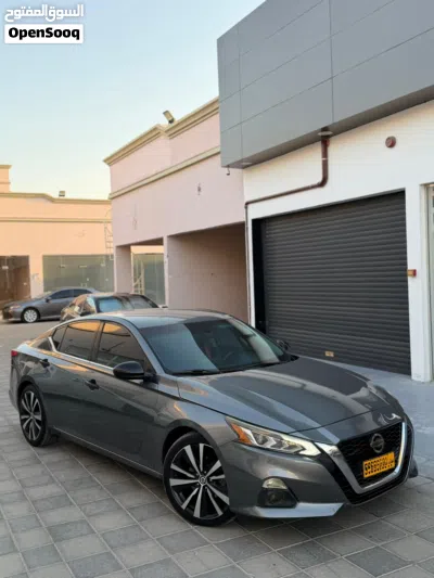 Nissan Altima SR 2