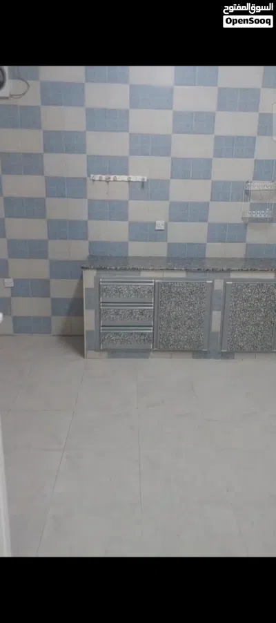 شقه ثلاث غرف وصاله ومطبخ وثلاث حمامات اليجار شامل الكهرباء والماء 4