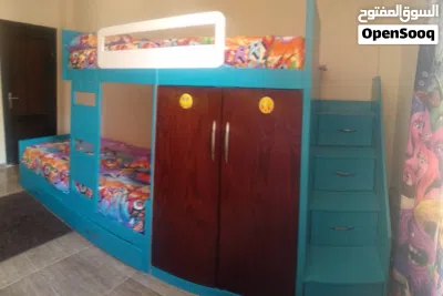 غرفة اطفال 3 ونص متر دورين ب 2 مكتب بدون مراتب بوحدات تخزين عبارة عن سلم 5 ادراج كبار و 2 درج سحارة 3