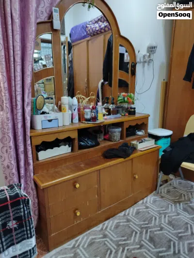 غرفة نوم مع كنتور ومعرض 3