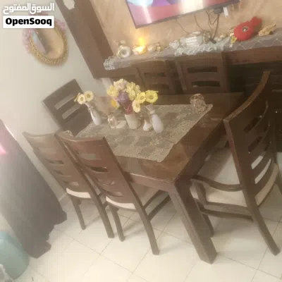 طاولة خشب لوح زجاجي وستة كراسي منجدات 3