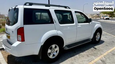 Nissan Pathfinder XE 2