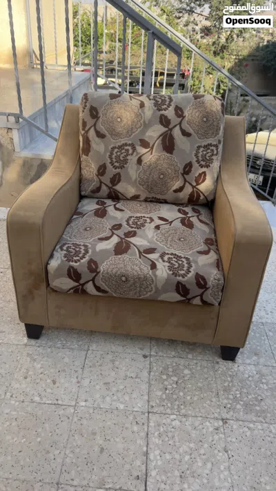 طقم كنب كامل للبيع مع طاوله الطقم بحاله جيده بس الفرش بده تنضيف 4