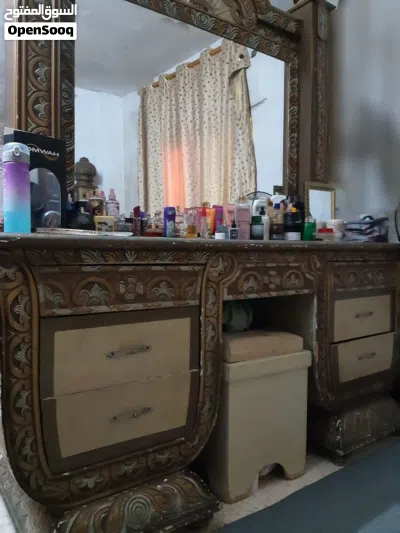 غرفة نوم خليجي تخت مجوز وخزانه 6 ضرفات وكومدينتين وتسريحه وخزانة شماعه مع مرآه للبيع بسعر مغري 4
