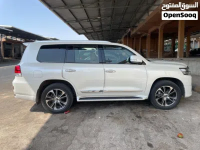 Toyota Land Cruiser GXR 2