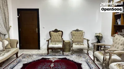قنفات ملكيه قليلات الاستعمال بسعر جداً مناسب يتكونون من 4 قنفات كبار و8 كراسي ملكية 4