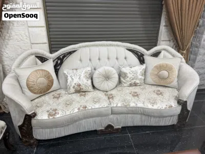 طقم كنب فاخر 9 مقاعد مع طاولات للبيع بسعر حرق 2