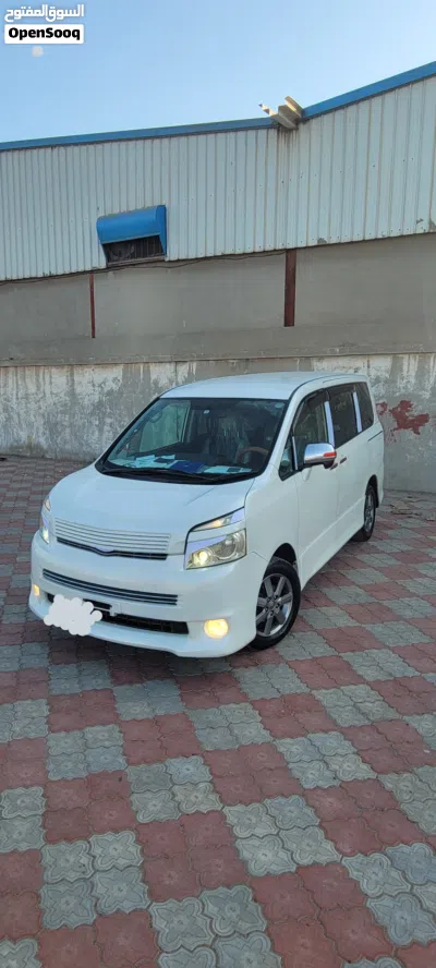 Toyota Voxy Standard 4