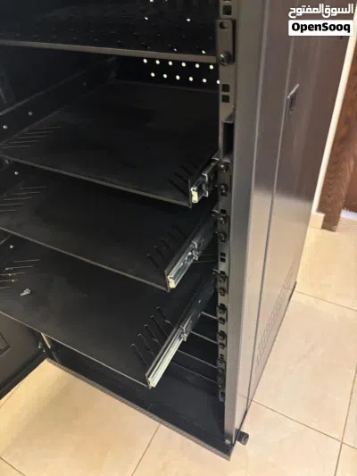 حاضنة سيرفرات / Network Rack Cabinet بحالة ممتازة 4