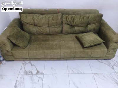 طاولة مكتبية شبه جديدة ليها أقل من شهر وكتبه للبيع 2