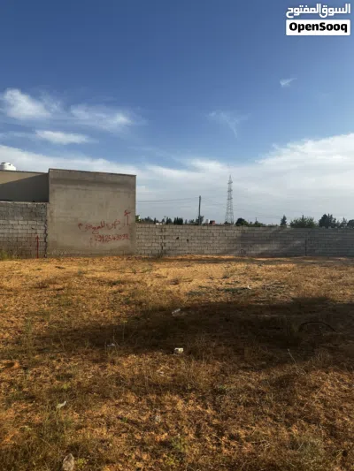 قطعة أرض للبيع الموقع :بئر العالم جرمه المساحه:300متر في مقسم قطران وإضاء 2