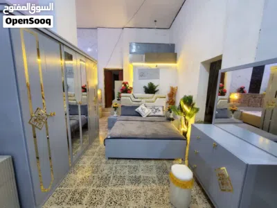 غرفة نوم ملكية... فخامة تليق بذوقك تصميم ملكي أنيق بتفاصيل فاخرة خشب ماليزي مدبل عالي الجودة. 4