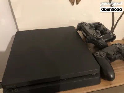 سلم ps4 للبيع مش مفتوح معاه 3 يدين و خيط باور 3
