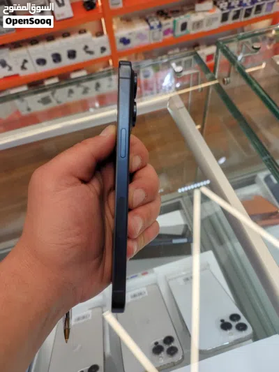 iPhone 15 pro max تخزين 256g لون ازرق بطارية 90% خالي من الخدوش بحالة الوكالة 4