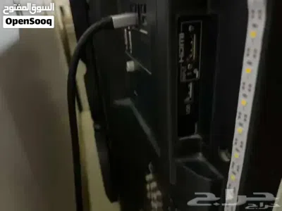 شاشة شارب 32 بوصة نظيفة جدا للبيع مع ريموت وقاعدة 3