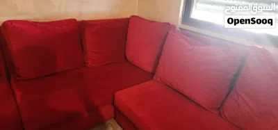 غرفة معيشة كنب كورنر احمر فاخر مع طاولة سوداء لامع 3