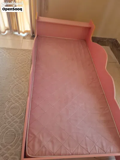 سرير اطفال للبنات وتسريحه بحاله ممتازه جدا وتسريحه .... 2